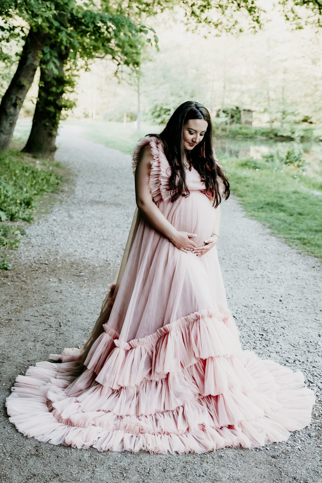 Babybauchshooting draußen im Freien in Pirmasens