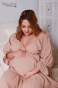 Babybauchbilder mit Babyfotograf in Pirmasens mit Kleider zum ausleihen für deine Babybauchfotos