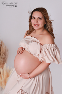 Babybauchbilder mit Babyfotograf in Pirmasens mit Kleider zum ausleihen für deine Babybauchfotos