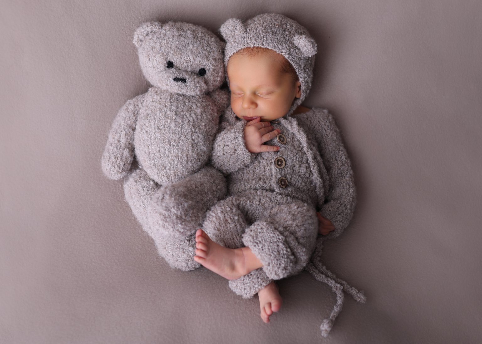 Neugeborenes Baby mit Bär auf Decke bei Newborn Shooting in Thaleischweiler-Fröschen