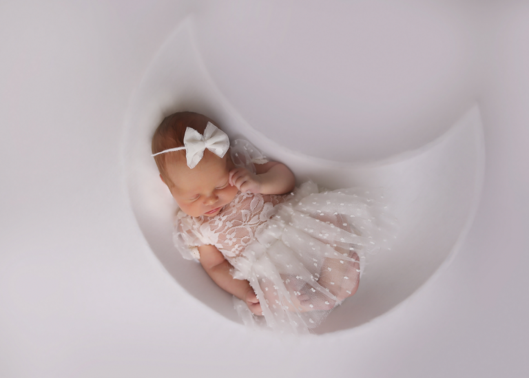 Babybilder nach der Geburt, natürlich oder künstlerisch in Szene gesetzt, fotografiert von Christina De Vivo Photography, spezialisiert auf Newbornphotography mit mega Studio bei Dahn in 66987 Thaleischweiler-Fröschen