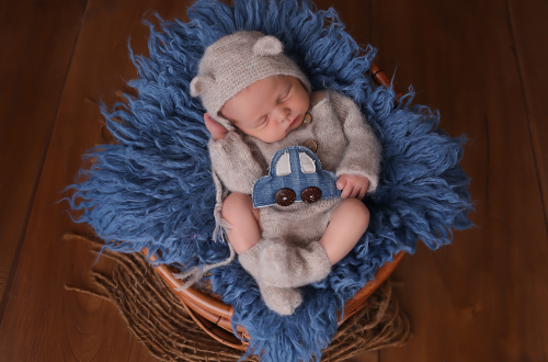 Babyfotoshooting nach der Geburt, natürlich oder künstlerisch in Szene gesetzt, fotografiert von Christina De Vivo Photography, spezialisiert auf Newbornphotography mit mega Studio bei Landstuhl in 66987 Thaleischweiler-Fröschen