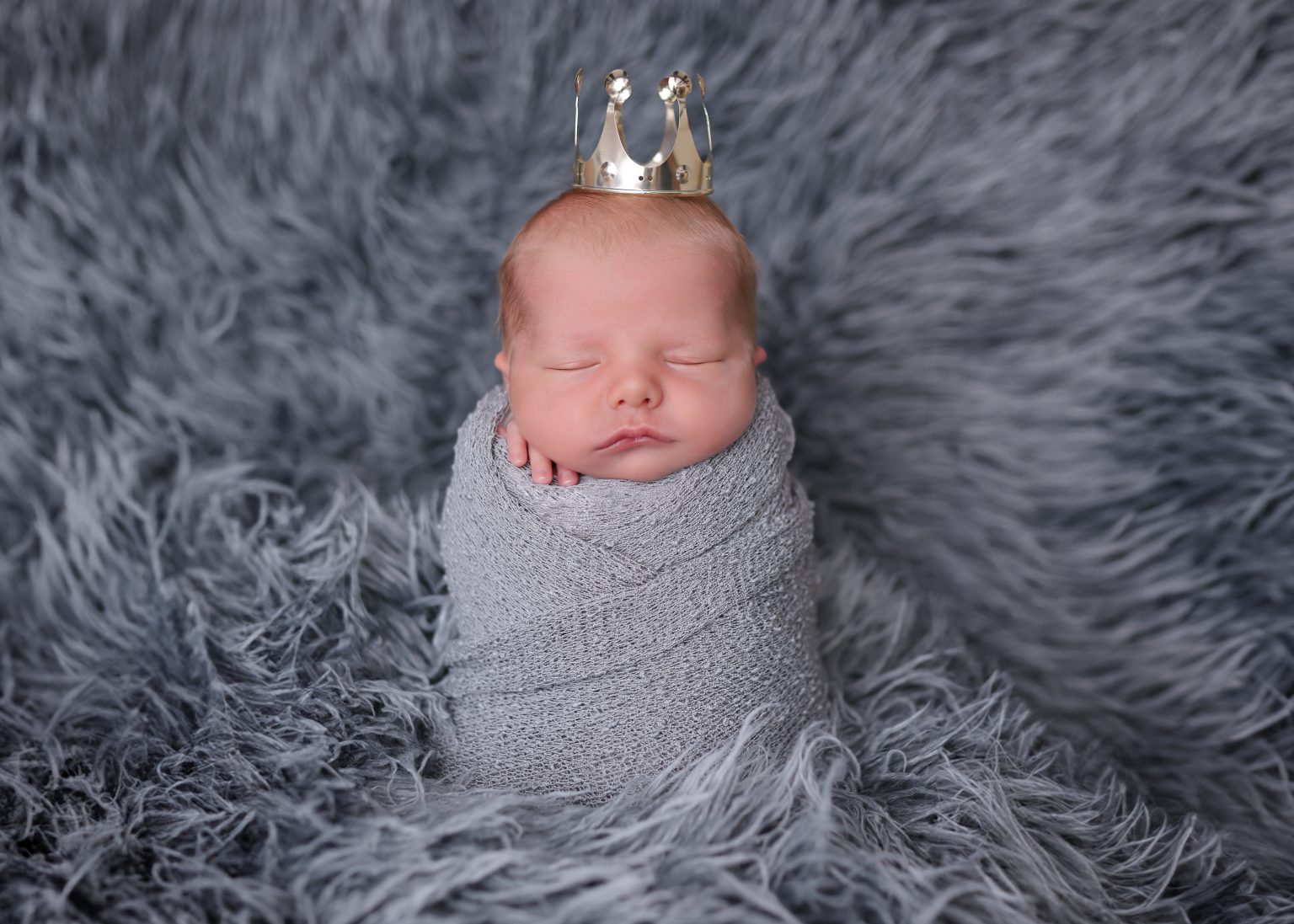 Babyfotoshooting nach der Geburt, natürlich oder künstlerisch in Szene gesetzt, fotografiert von Christina De Vivo Photography, spezialisiert auf Newbornphotography mit mega Studio bei Pirmasens in 66987 Thaleischweiler-Fröschen