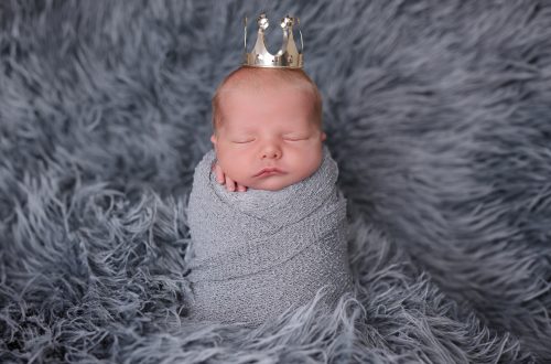 Babyfotoshooting nach der Geburt, natürlich oder künstlerisch in Szene gesetzt, fotografiert von Christina De Vivo Photography, spezialisiert auf Newbornphotography mit mega Studio bei Pirmasens in 66987 Thaleischweiler-Fröschen
