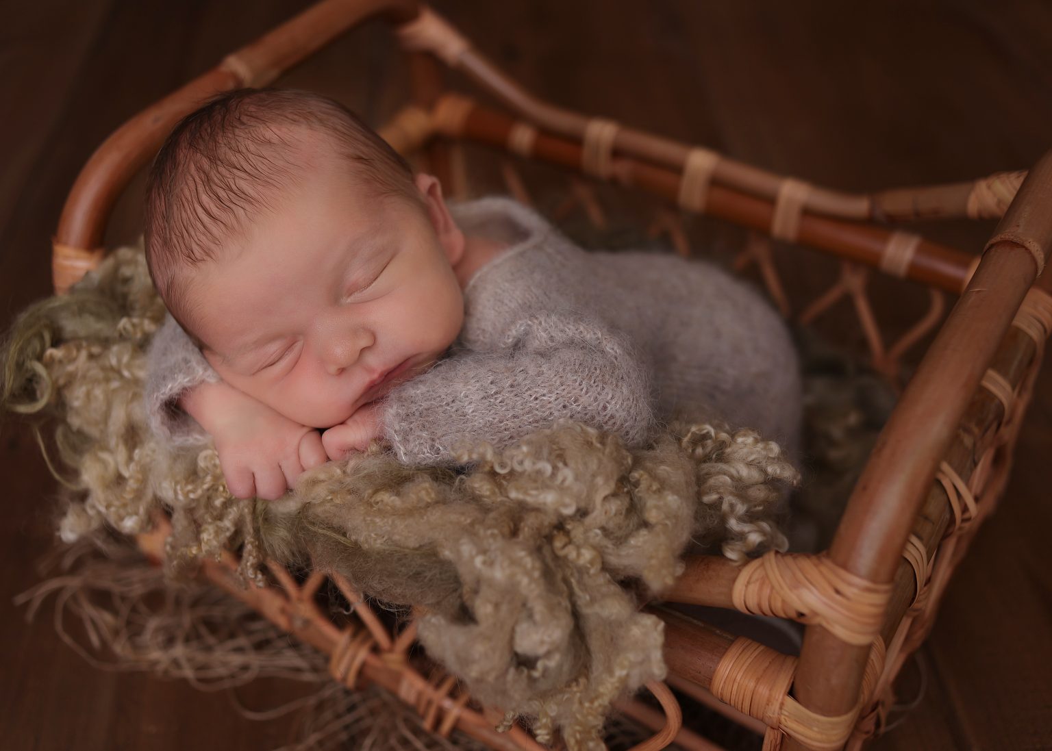 Babyfotoshooting nach der Geburt, natürlich oder künstlerisch in Szene gesetzt, fotografiert von Christina De Vivo Photography, spezialisiert auf Newbornphotography mit mega Studio bei Kaiserslautern in 66987 Thaleischweiler-Fröschen
