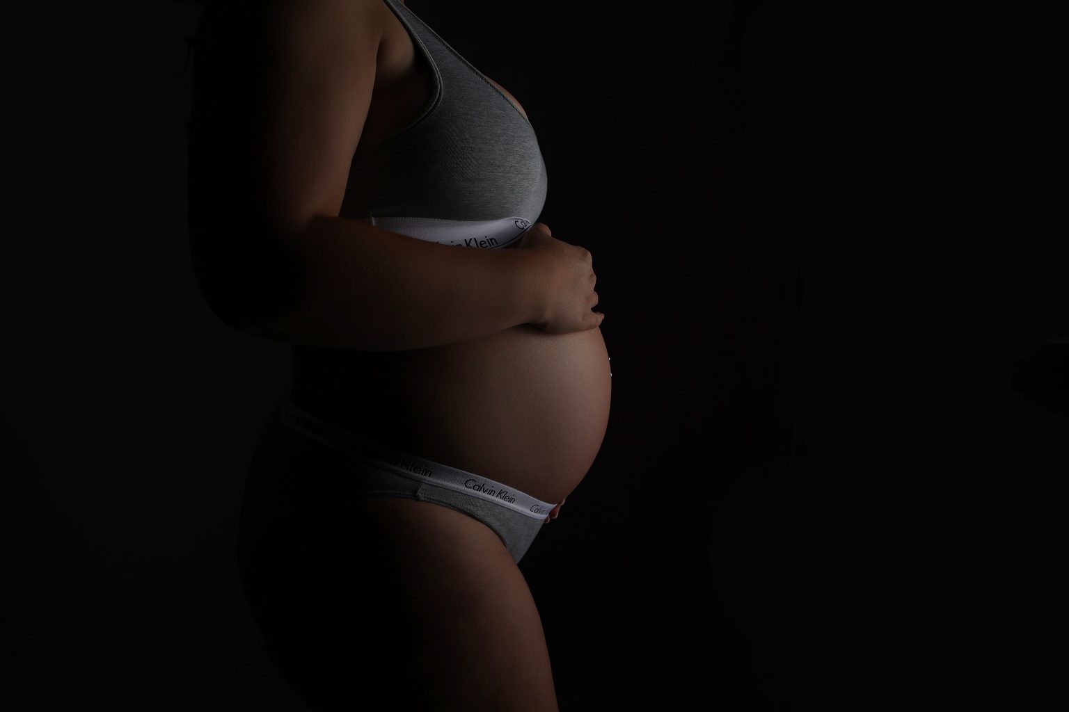 Schwangerschaftsbilder im Vogue Style, fotografiert von Christina De Vivo Photography, spezialisiert auf Schwangerschafts Shootings mit mega Studio bei Landstuhl in 66987 Thaleischweiler-Fröschen
