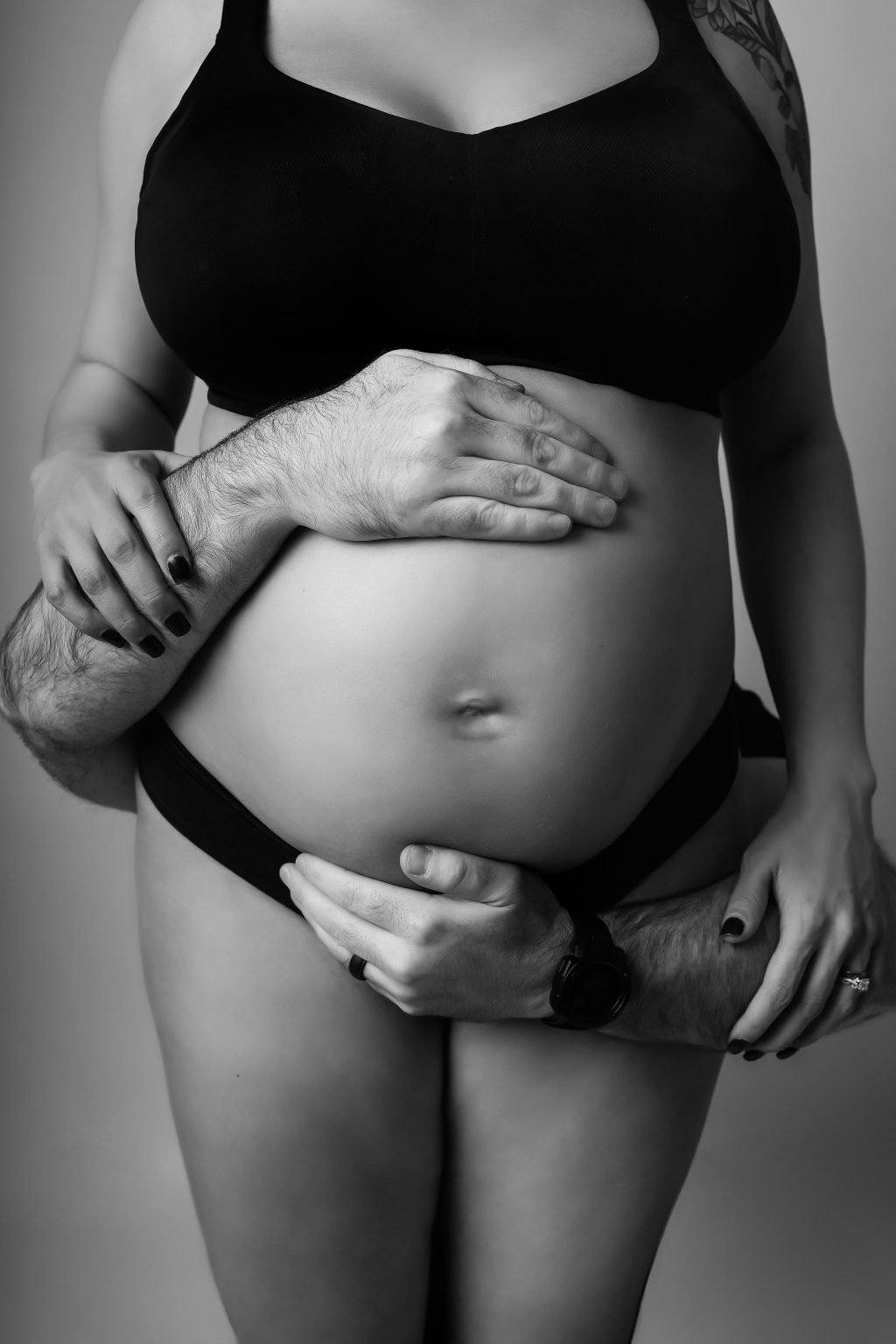 Babybauchfotografie, fotografiert von Christina De Vivo Photography, spezialisiert auf Babybauchbilder mit mega Studio bei Pirmasens in 66987 Thaleischweiler-Fröschen