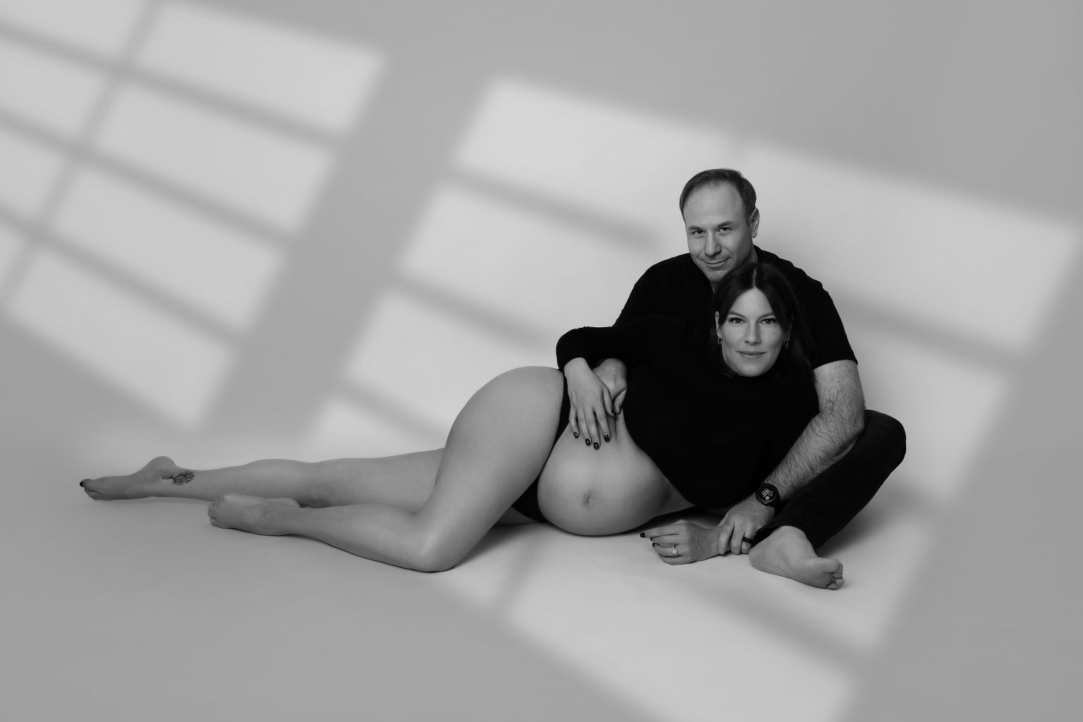 Babybauchfotografie, fotografiert von Christina De Vivo Photography, spezialisiert auf Babybauchbilder mit mega Studio bei Pirmasens in 66987 Thaleischweiler-Fröschen