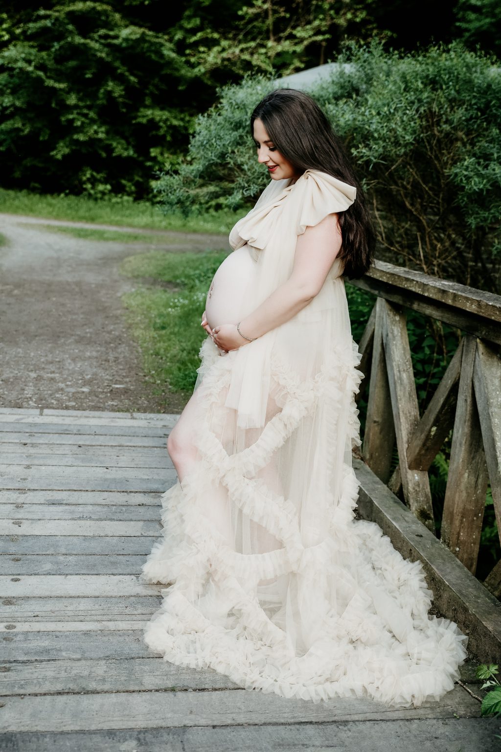 Babybauchbilder draussen im Park. Foto von Christina De Vivo Photography bei Landstuhl.