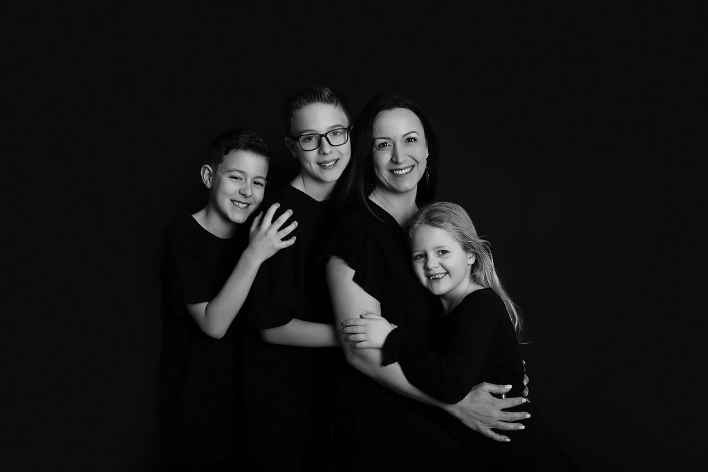 Schwarz-Weiß-Familienfoto von Christina De Vivo, aufgenommen im Fotostudio bei Dahn.