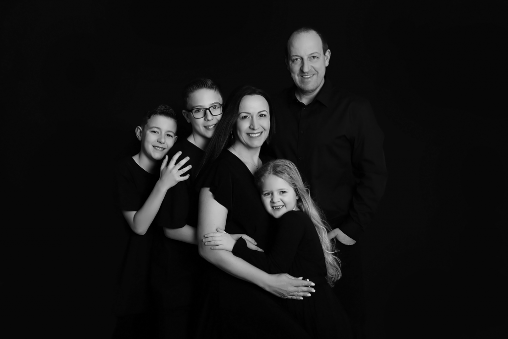 Schwarz-Weiß-Familienfoto von Christina De Vivo, aufgenommen im Fotostudio bei Rodalben.