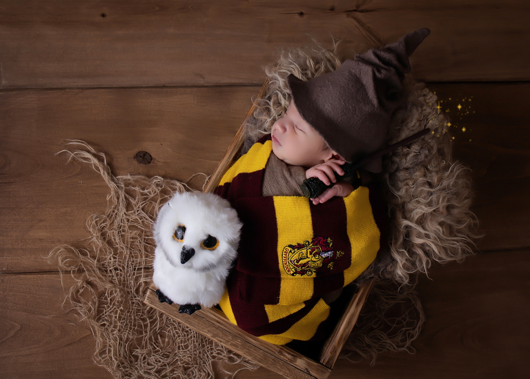 Neugeborenes Baby in einer Harry Potter Kulisse bei Landstuhl