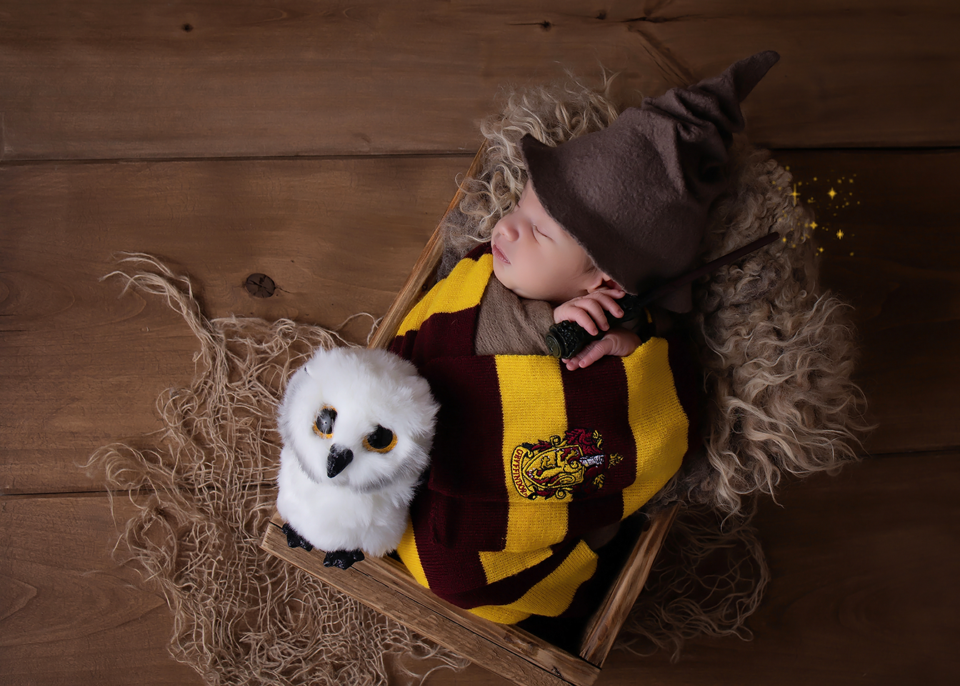 Neugeborenes Baby in einer Harry Potter Kulisse bei Landstuhl
