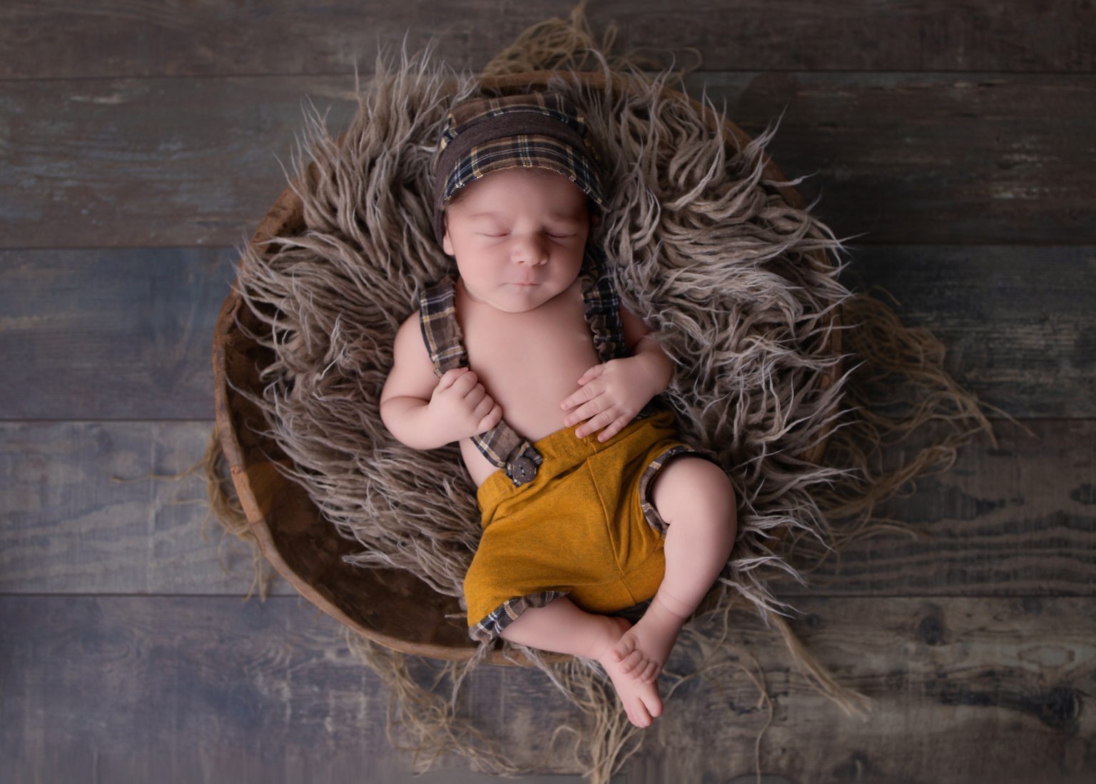 Neugeborenes Baby als Nachwuchs gechillt bei einem Newbornshooting in Thaleischweiler-Fröschen