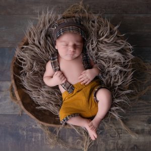 Neugeborenes Baby als Nachwuchs gechillt bei einem Newbornshooting in Thaleischweiler-Fröschen