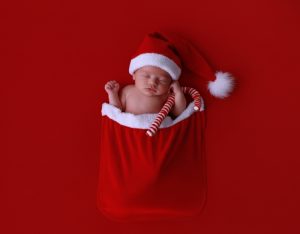 Weihnachtsfoto Baby – Christina De Vivo Photography Pirmasens Babyfoto zu Weihnachten in rotem Outfit, fotografiert von Christina De Vivo in Pirmasens