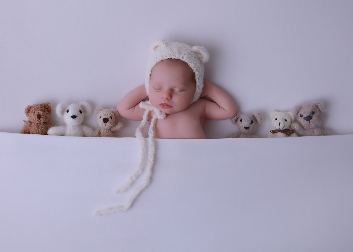 Neugeborenes mit Mütze, Studioaufnahme in Thaleischweiler-Fröschen