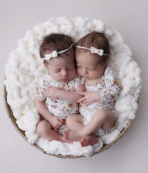 Das Foto zeigt Zwillinge fotografiert im Fotostudio bei Pirmasens von Christina De Vivo