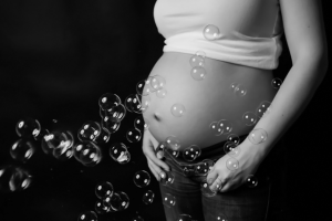 Babybauchshooting bei Pirmasens Schwarz Weiß verliebt | Christina De Vivo
