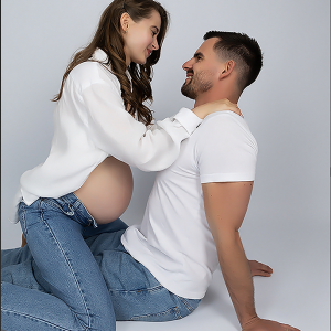 Babybauchbilder im Studio im Jeanslook rund um Pirmasens made by Fotografin Christina De Vivo