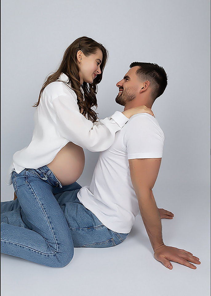 Babybauchbilder im Studio im Jeanslook rund um Pirmasens made by Fotografin Christina De Vivo