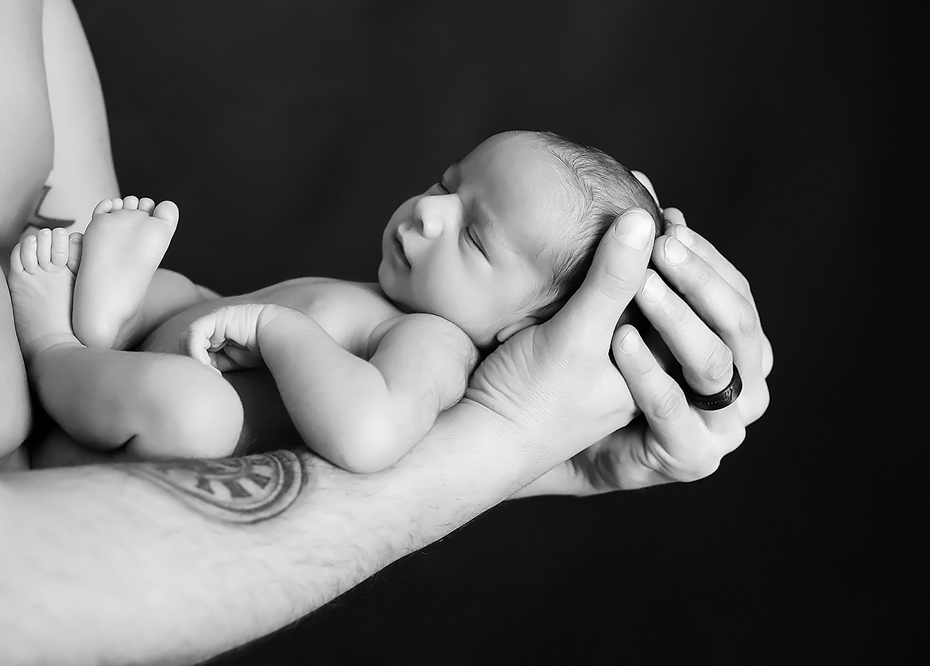 Erinnerungen-mit-Baby-Babyfotograf-Pirmasens Familienbild mit Baby by Christina De Vivo Babyfotograf bei Pirmasens