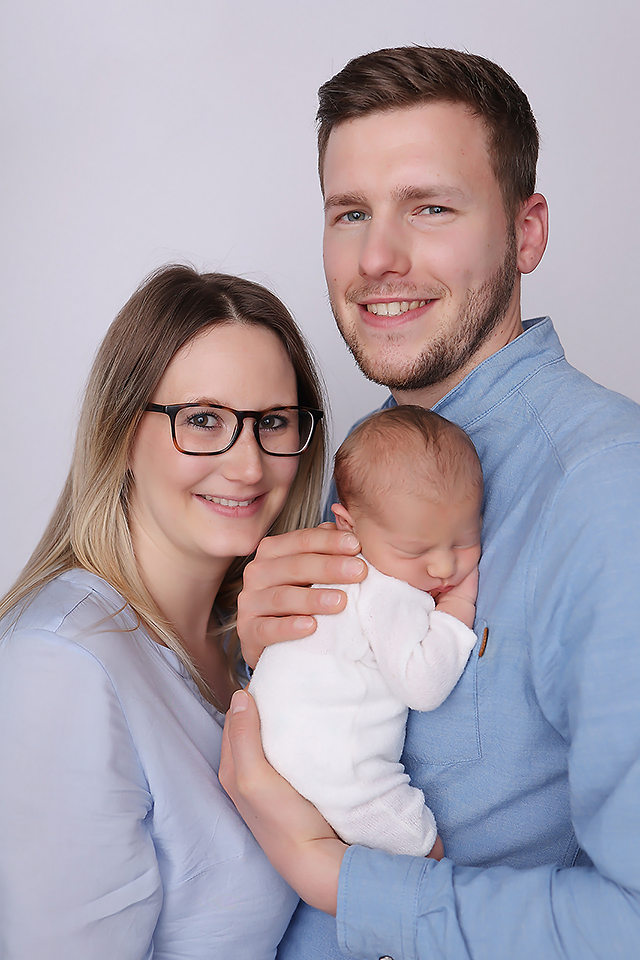 Familienbilder-mit-Baby-Babyfotograf-Ramstein Familienbild mit Baby by Christina De Vivo Babyfotograf bei Ramstein