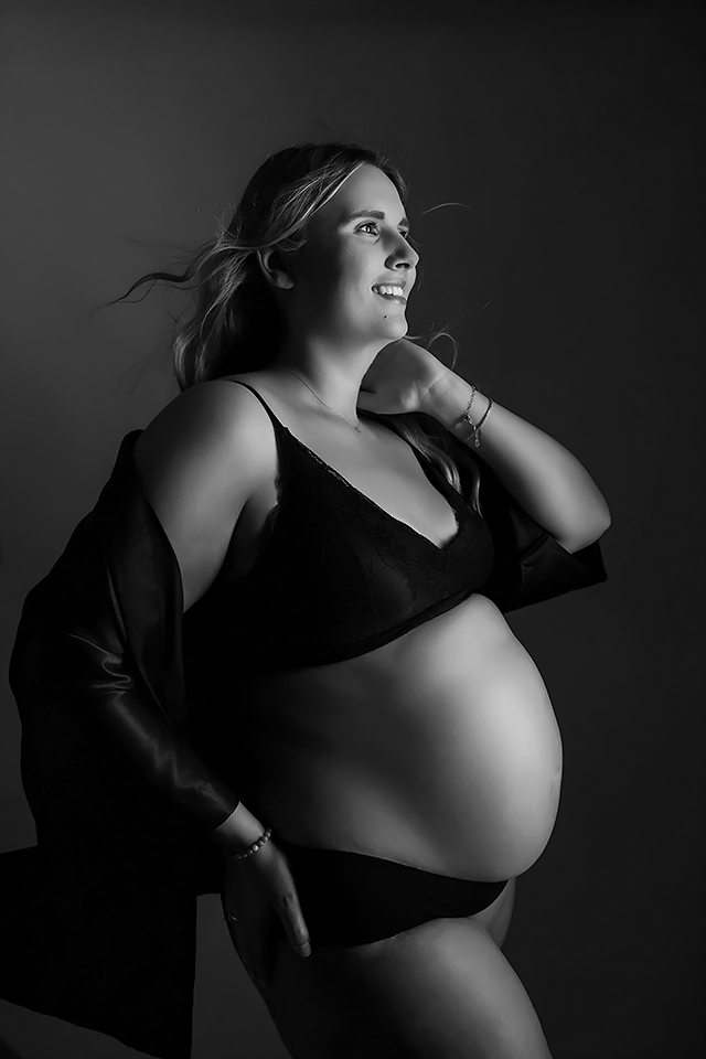 Babybauchbilder im Vogue Style modern, chic, zeitlos, bei Fotograf Christina De Vivo bei Landstuhl