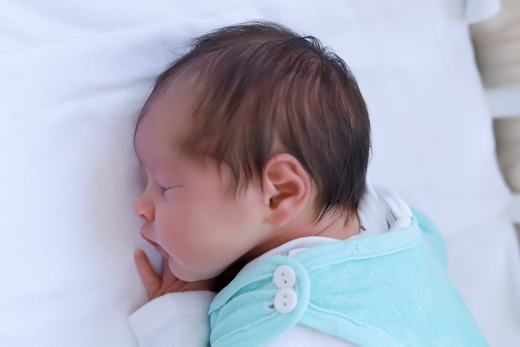Fresh48 erste Bilder im Krankenhaus Pirmasens by Babyfotograf Christina De Vivo