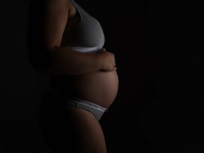Schwangerschaftsbilder im Vogue Style, fotografiert von Christina De Vivo Photography, spezialisiert auf Schwangerschafts Shootings mit mega Studio bei Landstuhl in 66987 Thaleischweiler-Fröschen